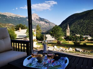 Outdoor dining - Chalet Avec Vues a 360 Degree sur les Montagnes Environnantes (Les Vigneaux)