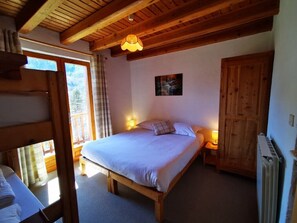 8 makuuhuonetta, silitysrauta/-lauta, ilmainen Wi-Fi, vuodevaatteet