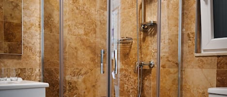 Douche, sèche-cheveux, serviettes fournies, savon