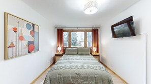 4 bedrooms, iron/ironing board, WiFi, bed sheets - Gridiron Getaway: Where Families and Fans Unite (Canton)