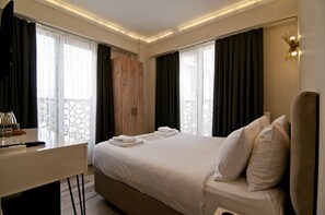 Desk, soundproofing, iron/ironing board - SULTAN SÜLEYMAN  APART HOTEL (Istanbul)
