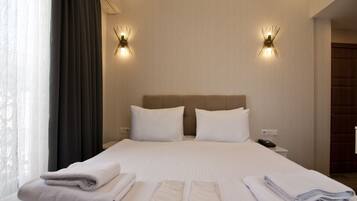 Habitación clásica con 1 cama doble o 2 individuales | Escritorio, sistema de insonorización, tabla de planchar con plancha