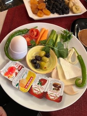 Free daily continental breakfast - SULTAN SÜLEYMAN  APART HOTEL (Istanbul)