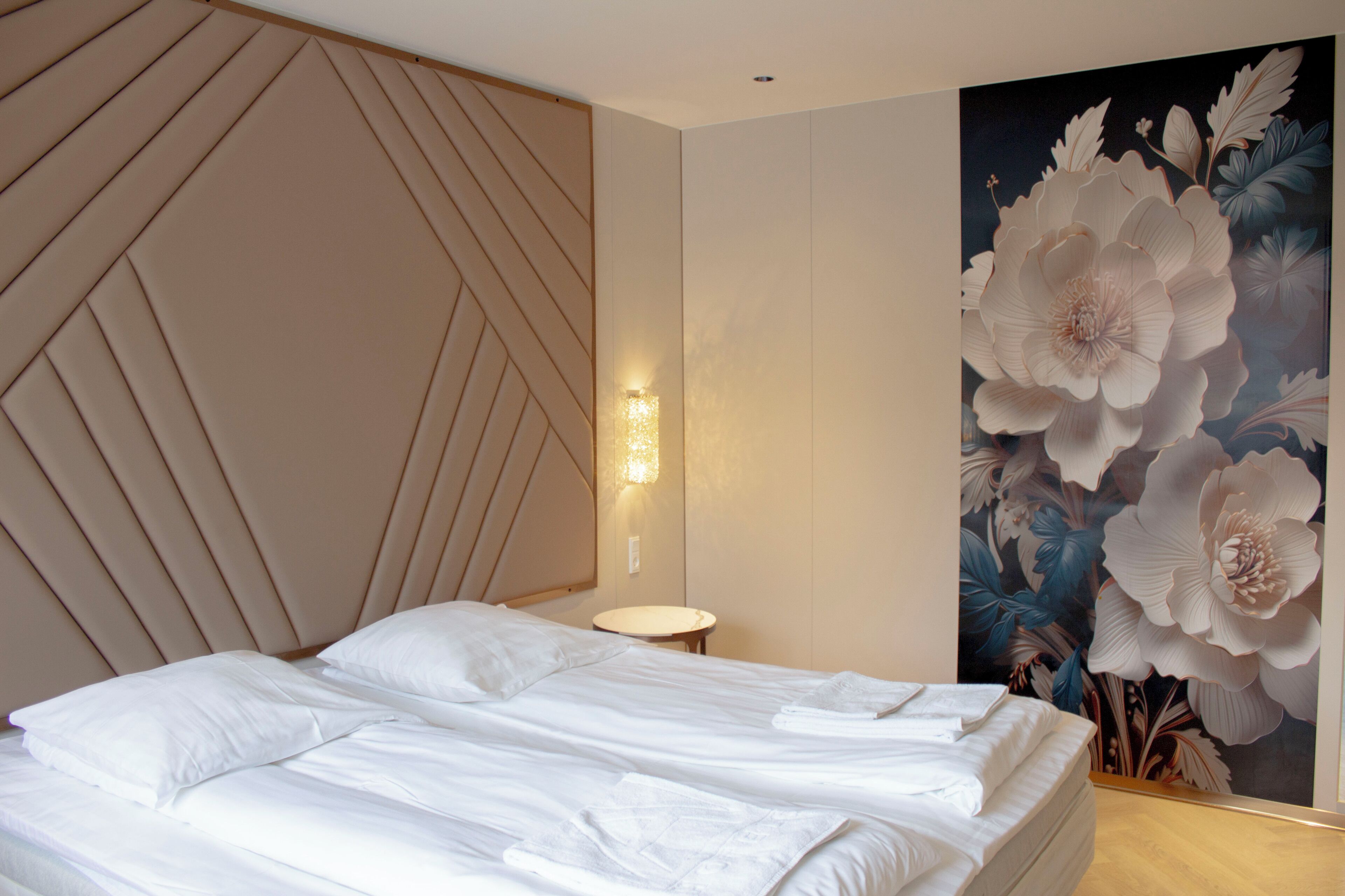 Dobbeltrom – basic | Skrivebord, skrivebord for bærbar PC, wi-fi (inkludert) og sengetøy