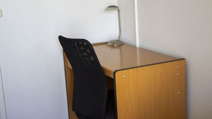 Basic enkelrum | 1 sovrum, skrivbord, arbetsyta för laptop och gratis wi-fi