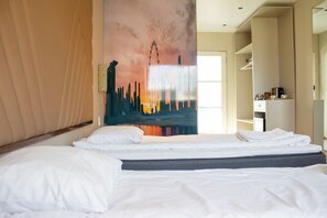 Tomannsrom – basic | Skrivebord, skrivebord for bærbar PC, wi-fi (inkludert) og sengetøy