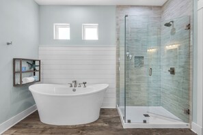 Douche, sèche-cheveux, serviettes fournies