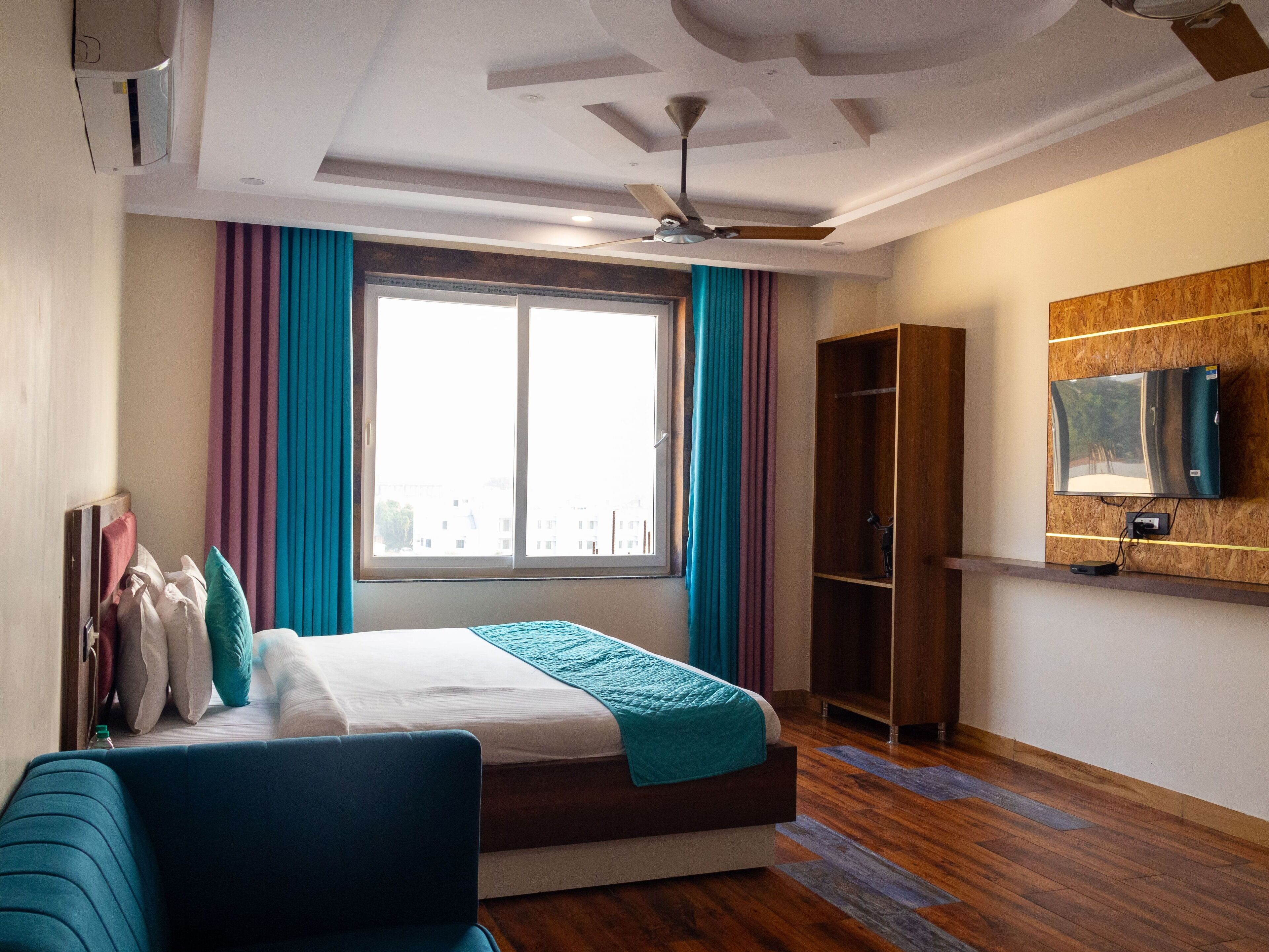 Luxury Studio Suite | Premium bedding, laptop workspace, bed sheets