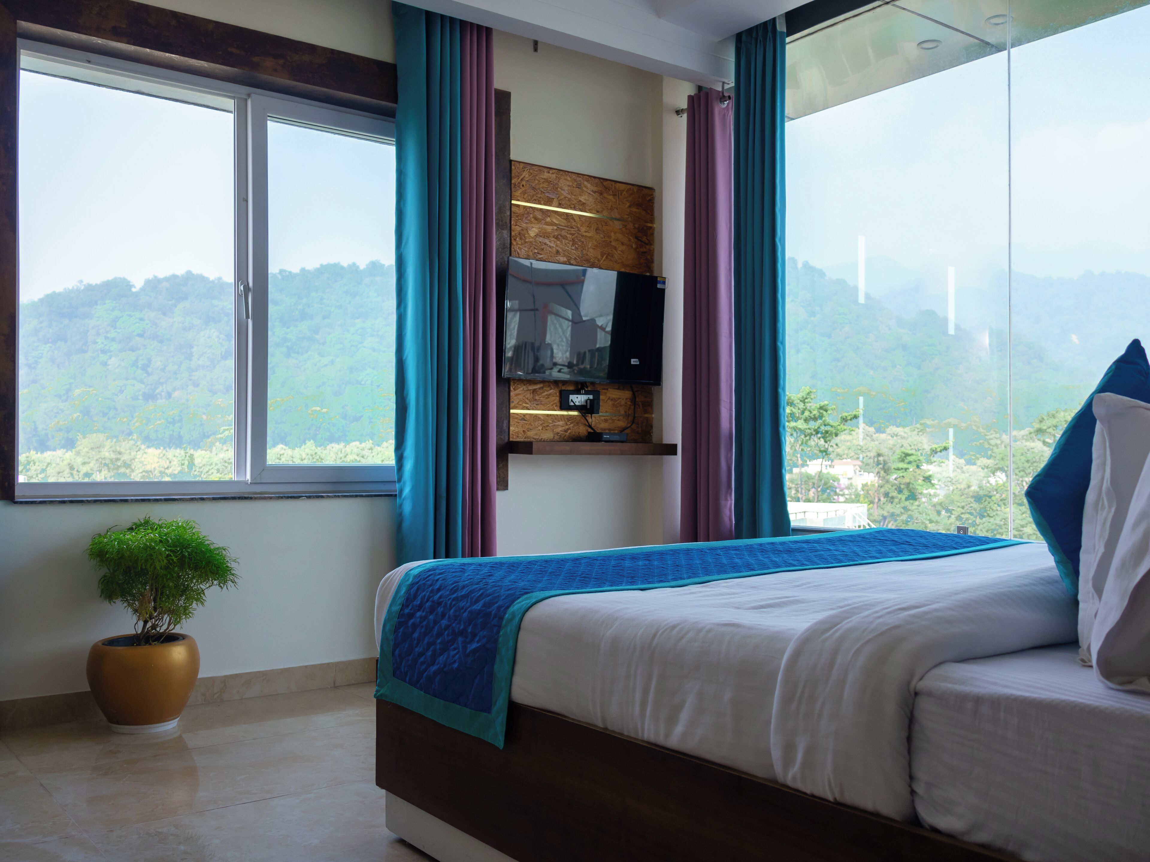 Ropa de cama de alta calidad y espacio para trabajar con un portátil