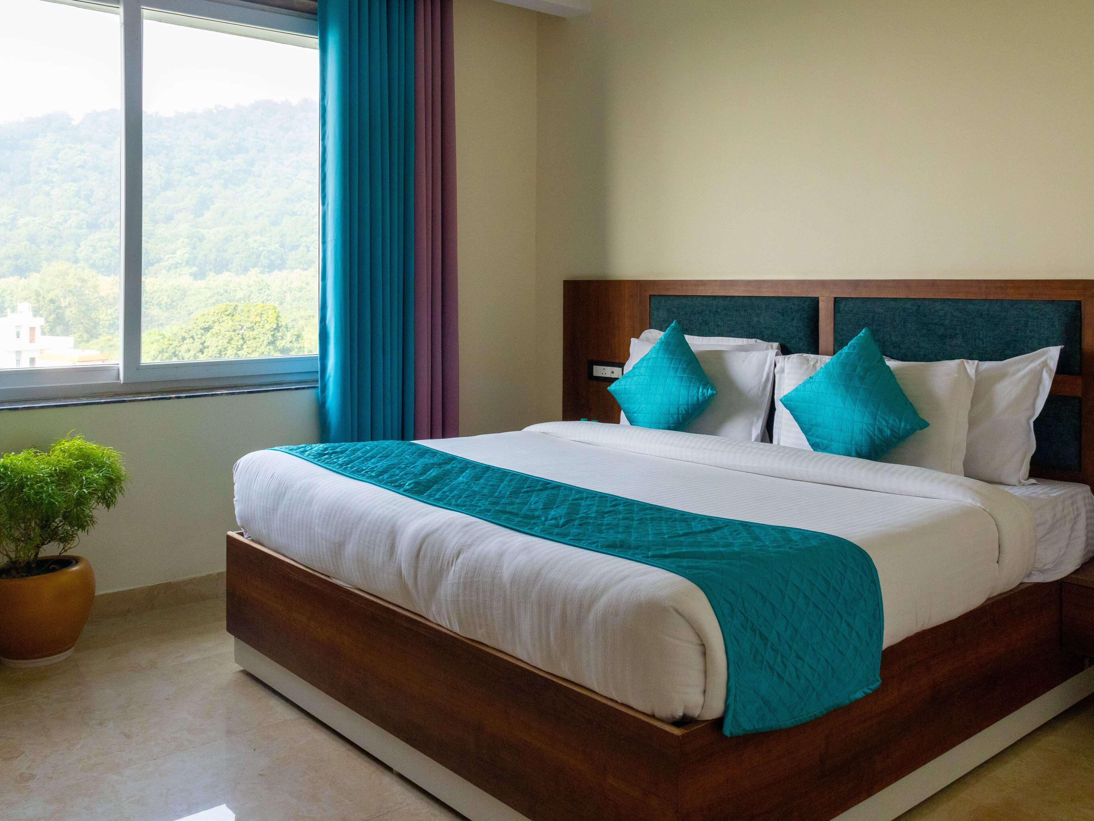 Premium Room | Premium bedding, laptop workspace, bed sheets