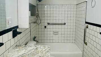 Håndklær, såpe, sjampo og toalettpapir