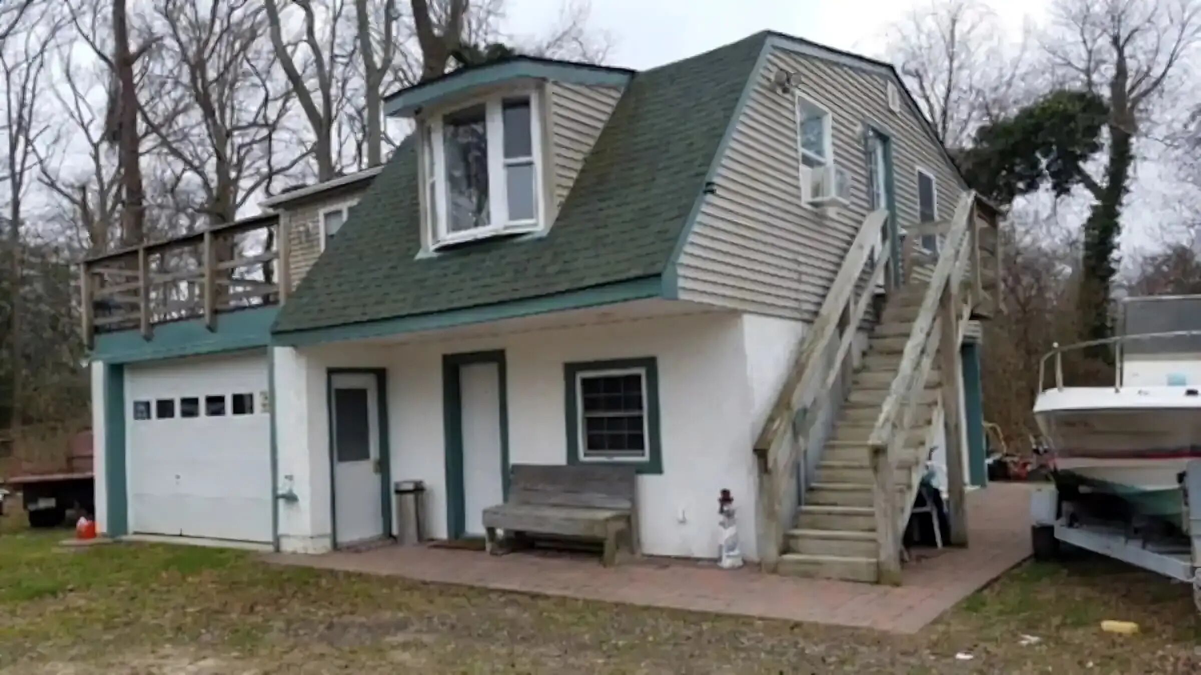 COZY 2 BEDROOM 2ND FL. APARTMENT CLOSE TO THE WILDWOODS. 