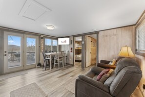 Smart TV - Quaint and Cozy 2 bedroom cabin on Table Rock Lake! (Reeds Spring)