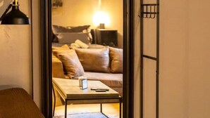 A room with a bed, a bedside table, a lamp, and a window. - Maisonette, Wi-Fi, Parking, Fireplace (Erfurt)