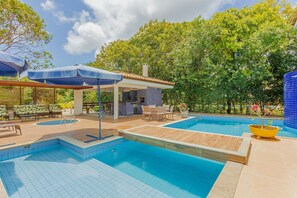 Piscina externa, guarda-sóis, espreguiçadeiras