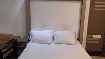 Habitació Deluxe, vistes a la ciutat | 1 dormitori, caixa forta a l'habitació i planxa i posts de planxar