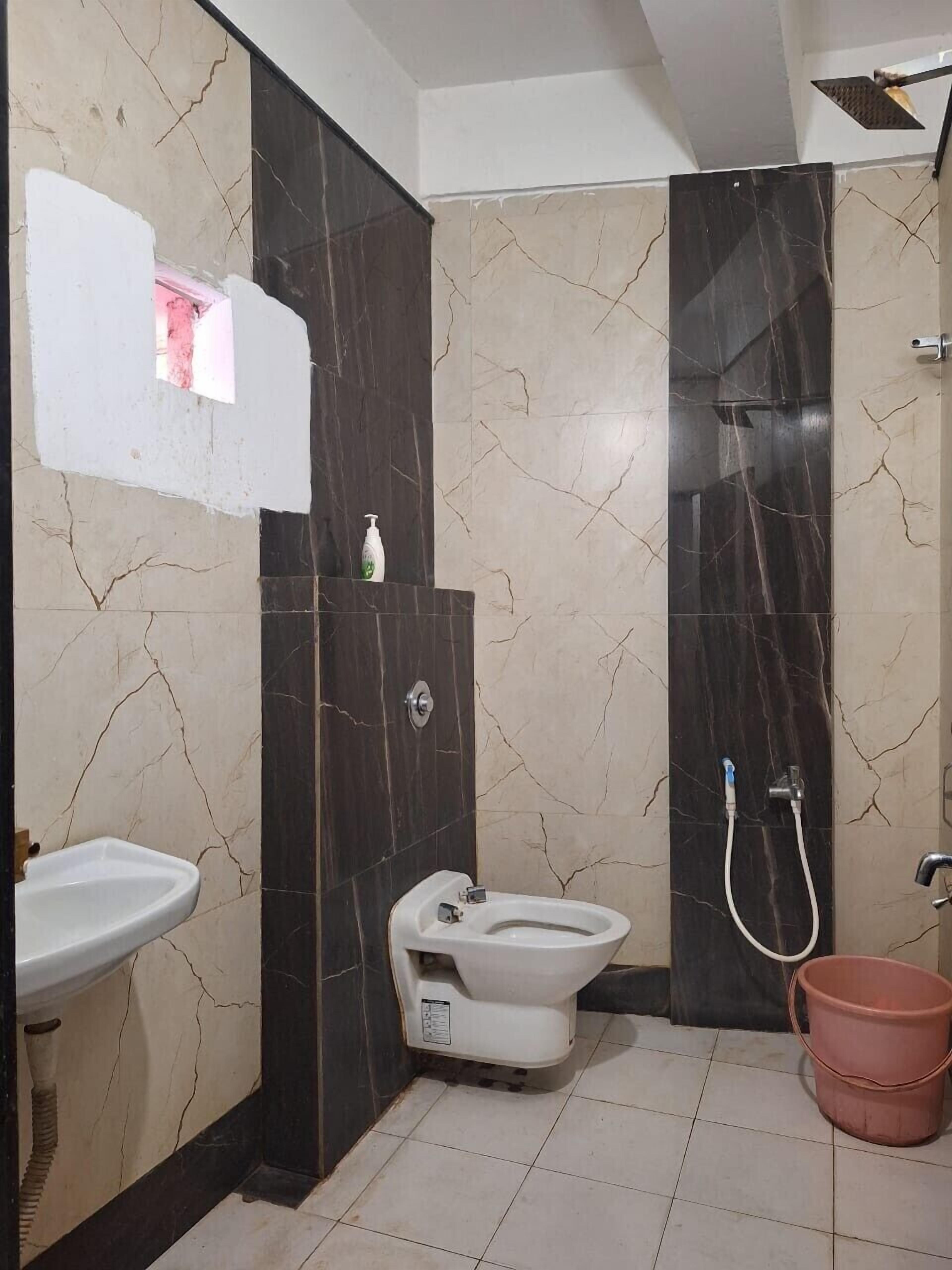 A bathroom with a toilet, bidet, and sink.