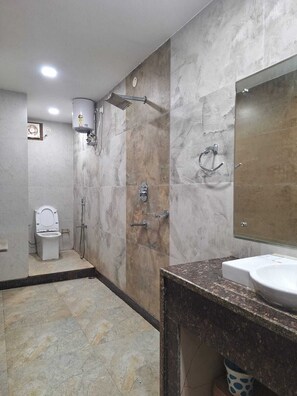 Suite de lujo, vistas a la ciudad | Baño | Zapatillas y toallas