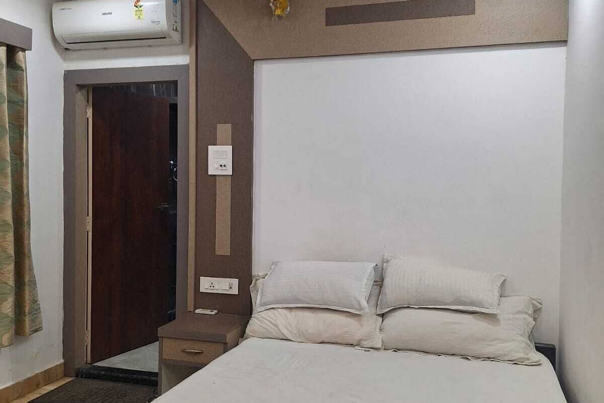 Standard Room | 1 bedroom, in-room safe, iron/ironing board, free WiFi