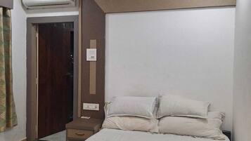 Standard Room | In-room safe, iron/ironing board, free WiFi, bed sheets