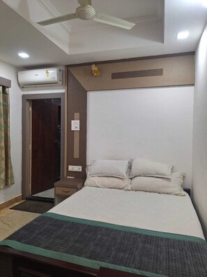 Habitación estándar | Caja de seguridad en la habitación y tabla de planchar con plancha