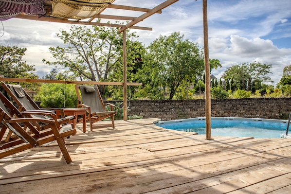 Piscina externa, espreguiçadeiras