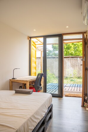 Quarto casal básico | Escrivaninha, espaço de trabalho para notebook, Wi-Fi de cortesia