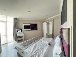 Kamar Double Standar, pemandangan kota | Brankas, meja kerja, ruang kerja ramah laptop, dan Wi-Fi gratis