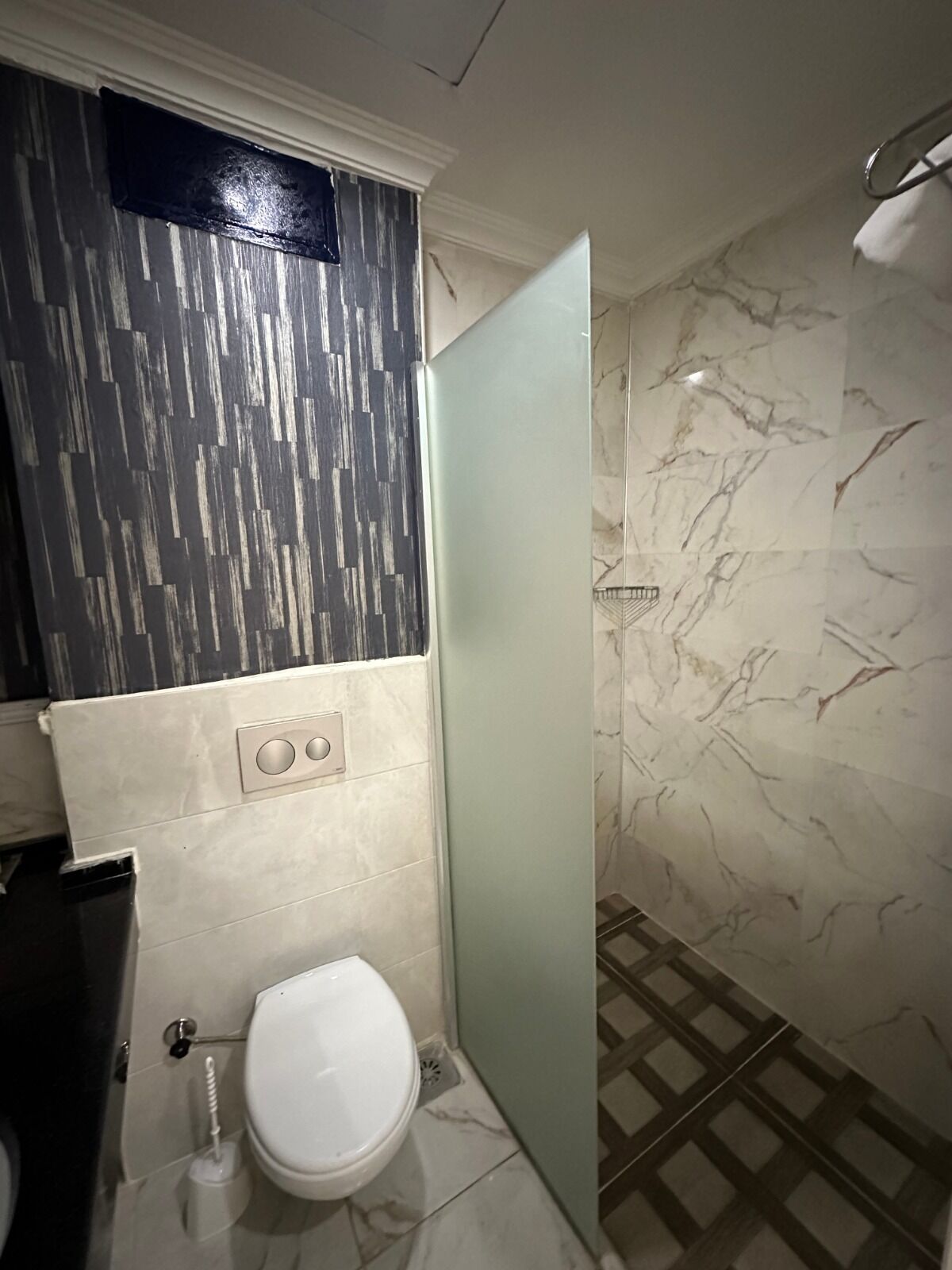 Shower, rainfall showerhead, free toiletries, hair dryer