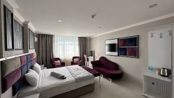 In-room safe, desk, laptop workspace, free WiFi