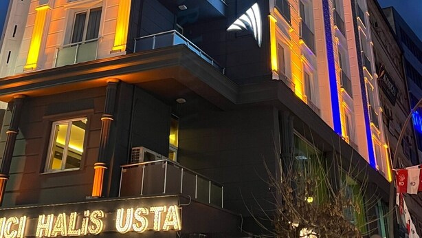 Et hotel med flere etager og et tydeligt skilt med 'AKAR HOTEL'.