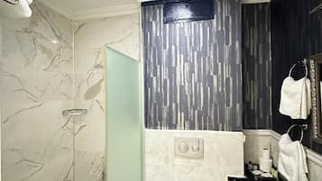 Douche, douche à « effet pluie », articles de toilette gratuits