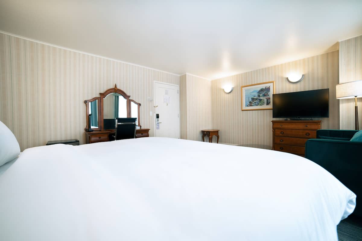High Floor, City View, 1 King Bed | 1 bedroom, in-room safe, individually decorated, desk