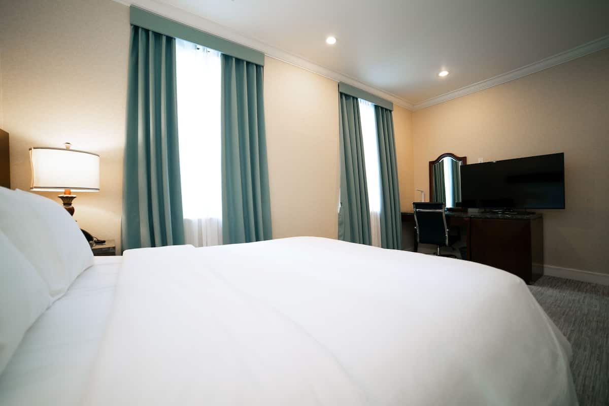 High Floor, City View, 1 Queen Bed | 1 bedroom, in-room safe, individually decorated, desk