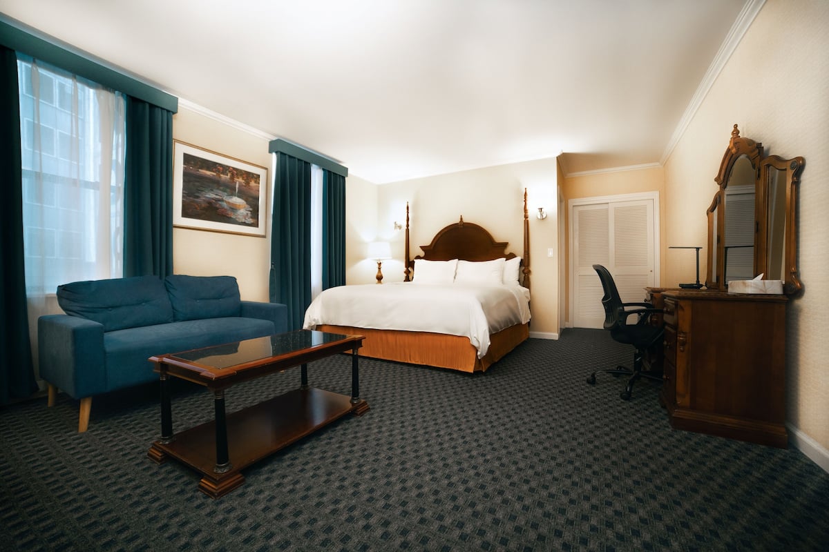 City View, 1 King Bed | 1 bedroom, in-room safe, individually decorated, desk