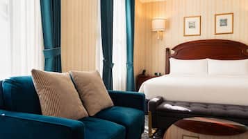 City View, 1 King Bed | Área de estar | Smart TV 40 polegadas com canais a cabo
