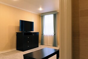 High Floor, City View, 2 Queen Beds  Suite | In-room safe, individually decorated, desk, laptop workspace - Hotel Stanford (New York)