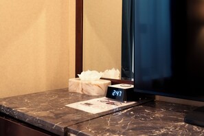 High Floor, City View, 1 Queen Bed | セーフティボックス (室内)、客室ごとに異なる装飾、デスク、ノートパソコン用作業スペース