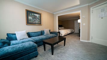 High Floor, City View, 2 Queen Beds Suite | VÀrdeförvaringsskÄp pÄ rummet, individuell inredning och skrivbord