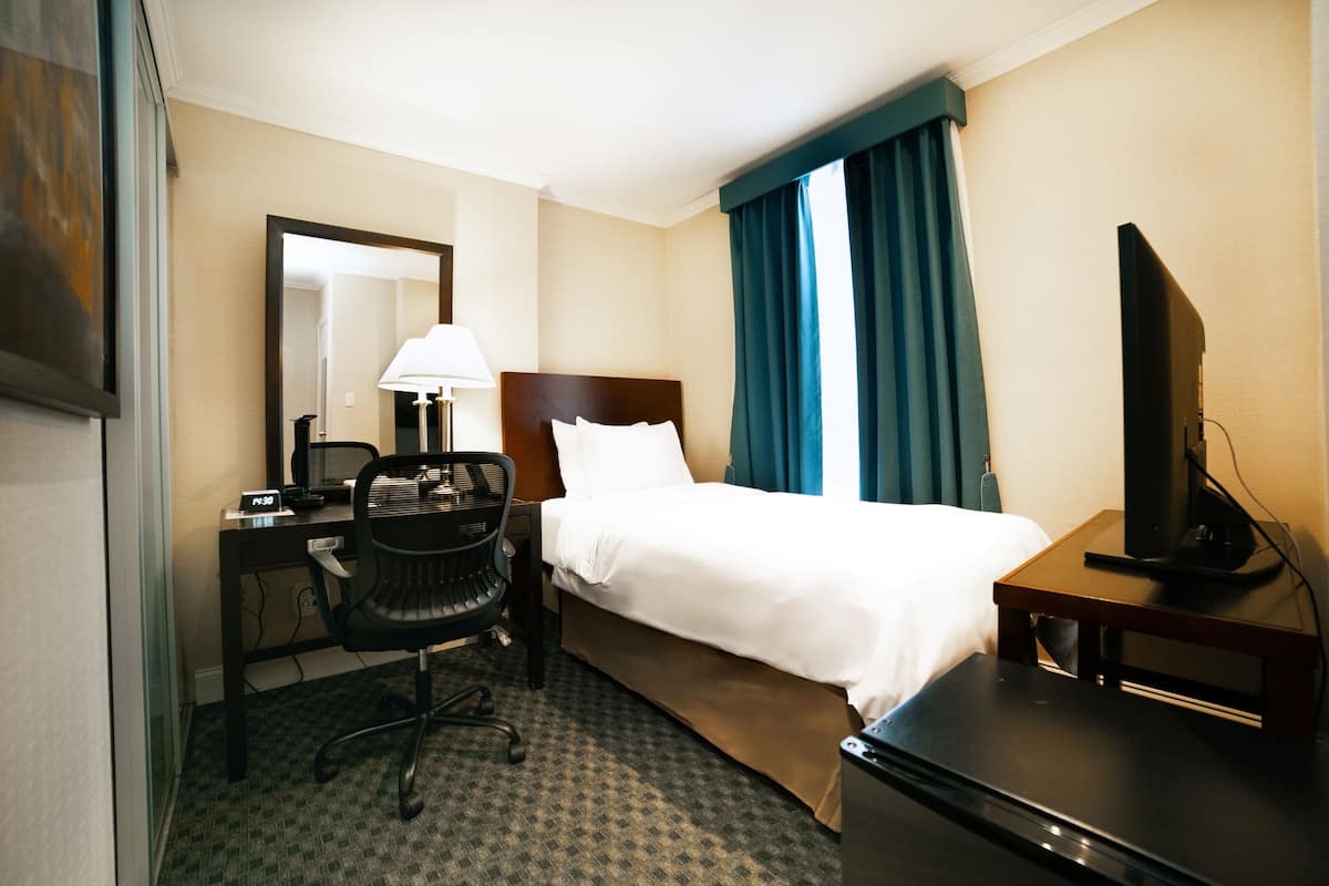 1 Single Bed | 1 bedroom, in-room safe, individually decorated, desk