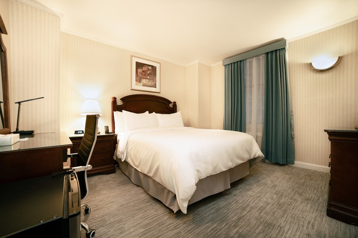 High Floor, 1 Queen Bed | 1 bedroom, in-room safe, individually decorated, desk
