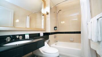 City View, 1 Queen Bed | Baño | Artículos de higiene personal gratuitos, secador de pelo y toallas