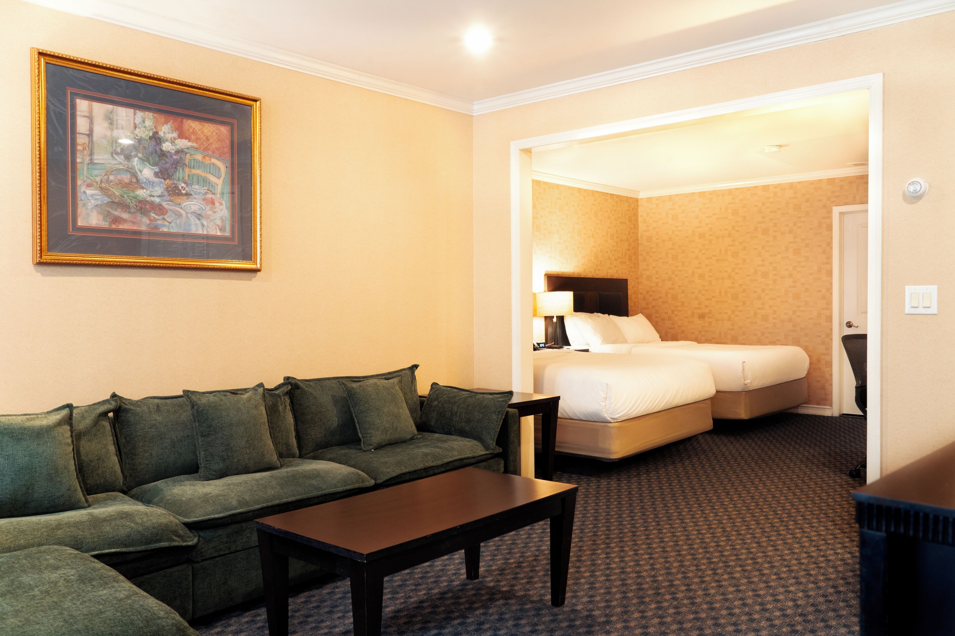 Cofres nos quartos, individualmente decorados, escrivaninha