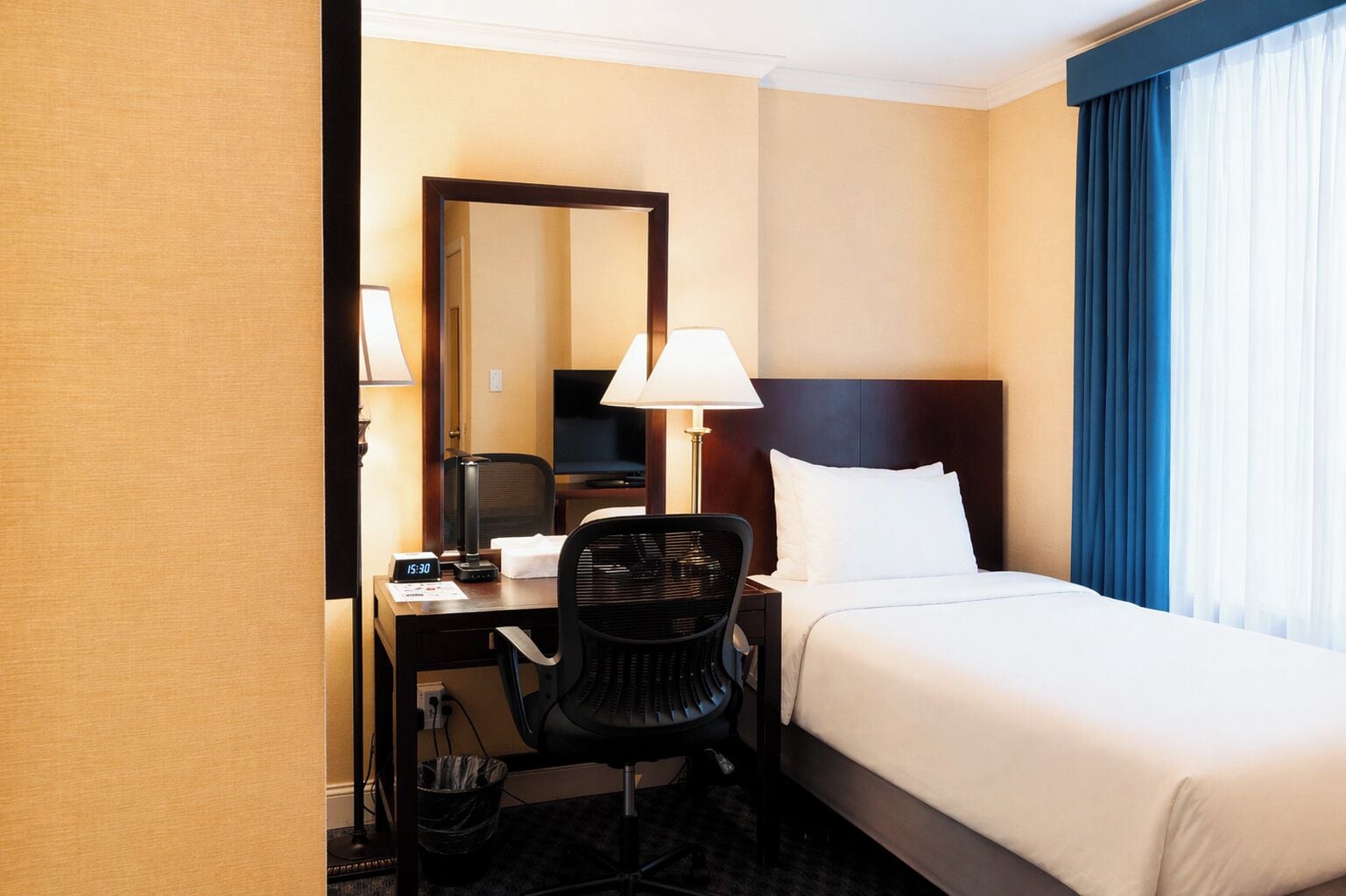 1 Single Bed | Tallelokero huoneessa, yksilöllisesti sisustettu, työpöytä