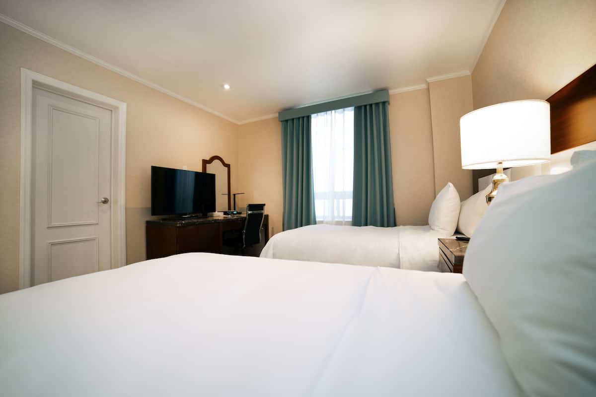 High Floor, 2 Single Beds | 1 bedroom, in-room safe, individually decorated, desk