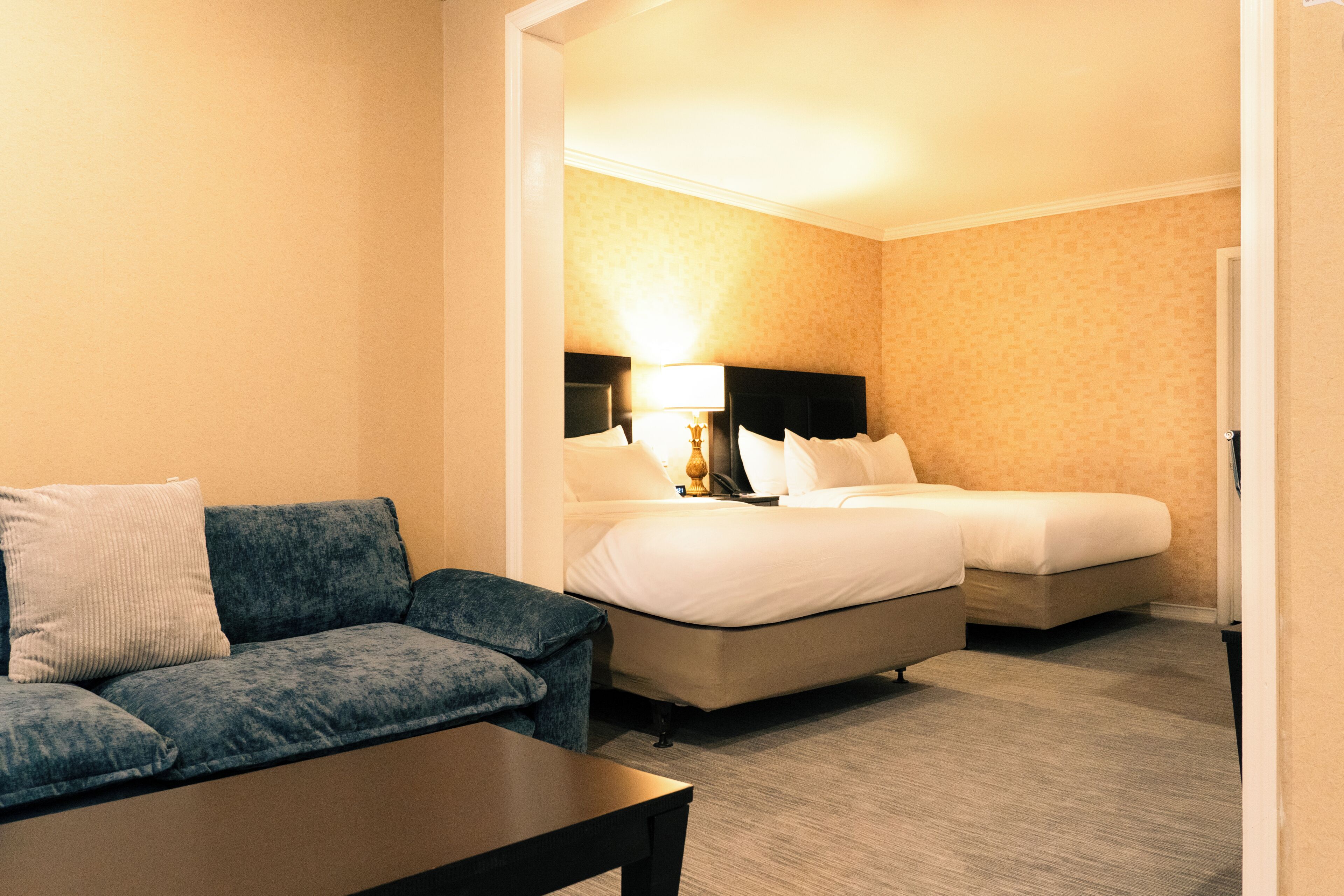 High Floor, City View, 2 Queen Beds  Suite | Coffres-forts dans les chambres, décoration personnalisée, bureau