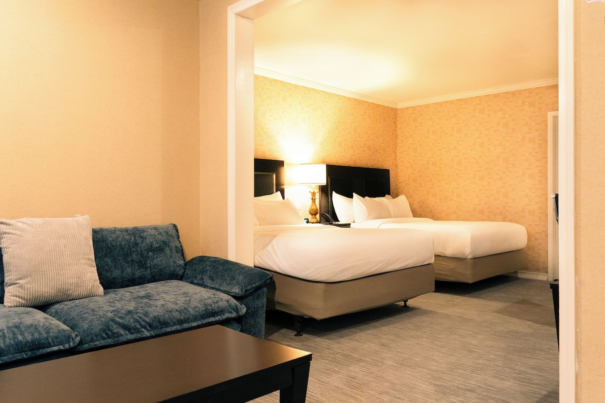 High Floor, City View, 2 Queen Beds Suite | Caja de seguridad en la habitación y decoración personalizada