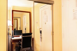 1 Full Bed | Living area - Hotel Stanford (New York)