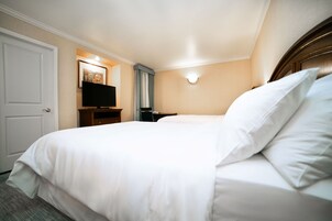 High Floor, 2 Full Beds | Een kluis op de kamer, individueel gedecoreerd, een bureau