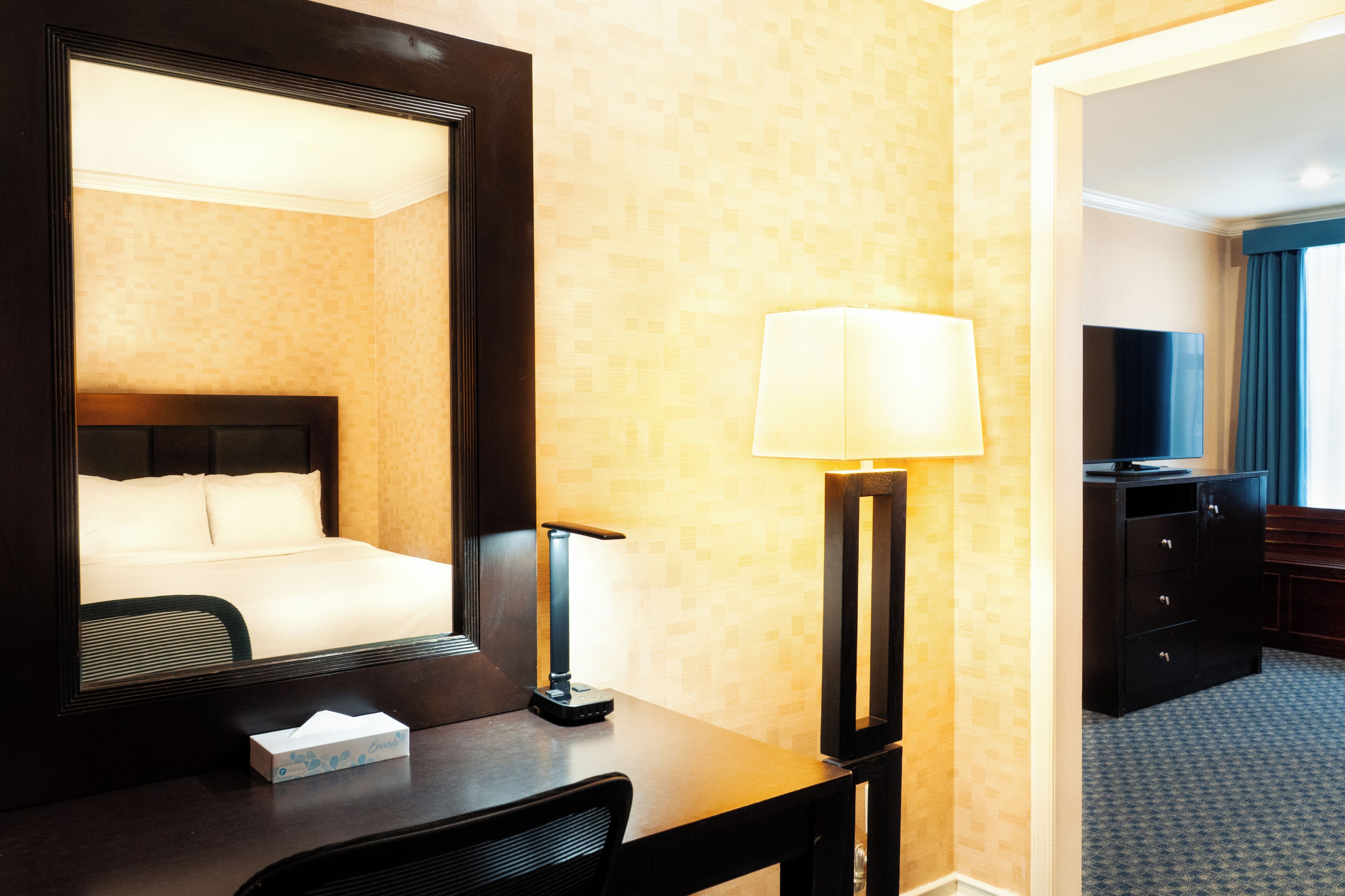 City View, Accessible, 2 Queen Beds | Cofres nos quartos, individualmente decorados, escrivaninha